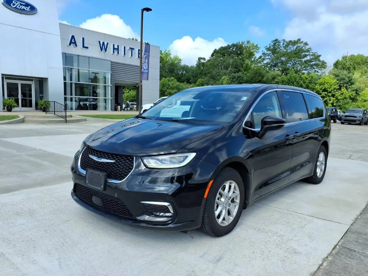 2023 Chrysler Pacifica Touring L's photo