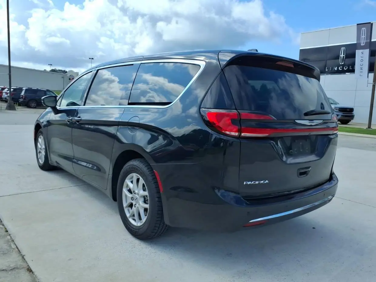 2023 Chrysler Pacifica Touring L photo 3