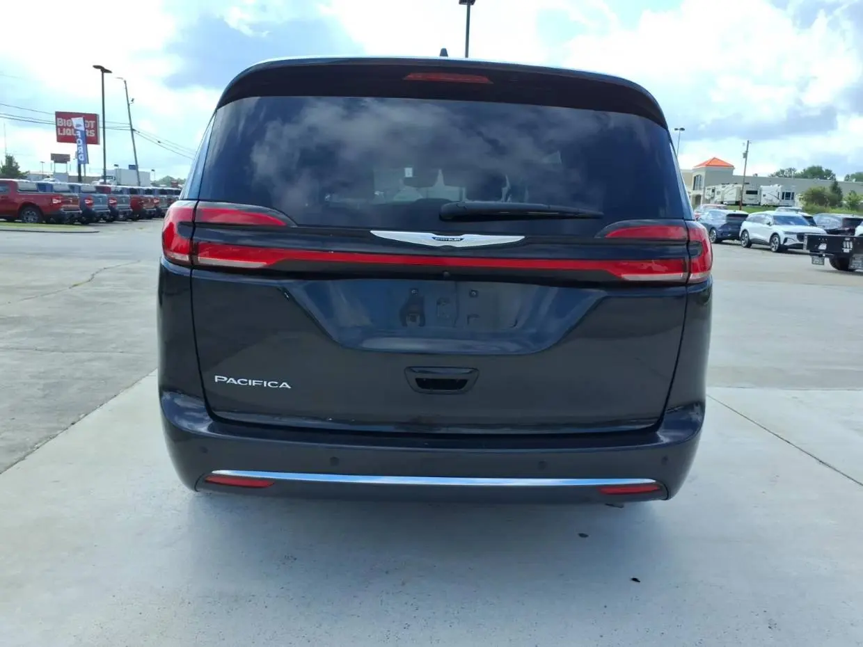 2023 Chrysler Pacifica Touring L photo 4