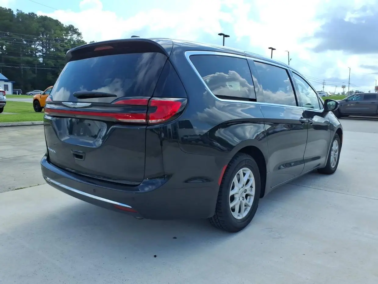 2023 Chrysler Pacifica Touring L photo 5