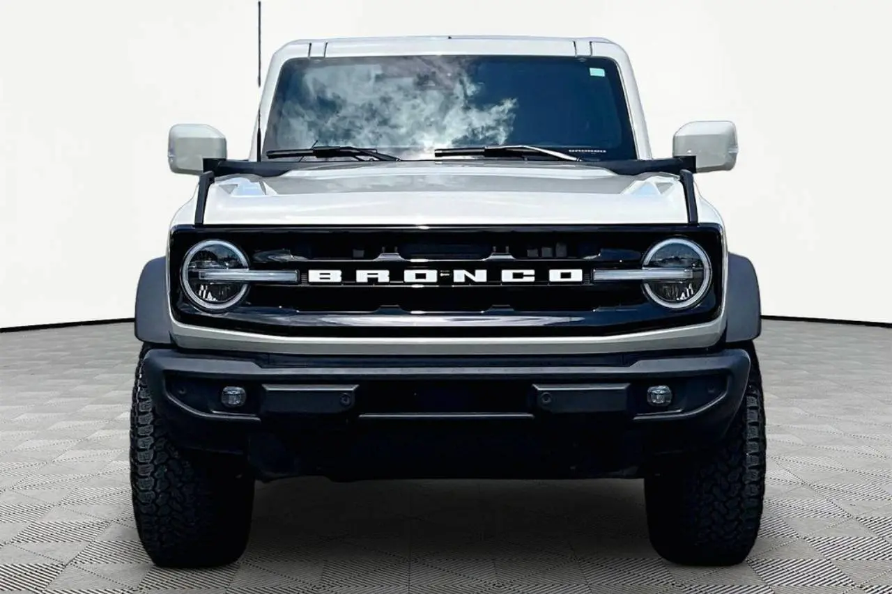 2025 Ford Bronco Outer Banks 4x4 photo 3