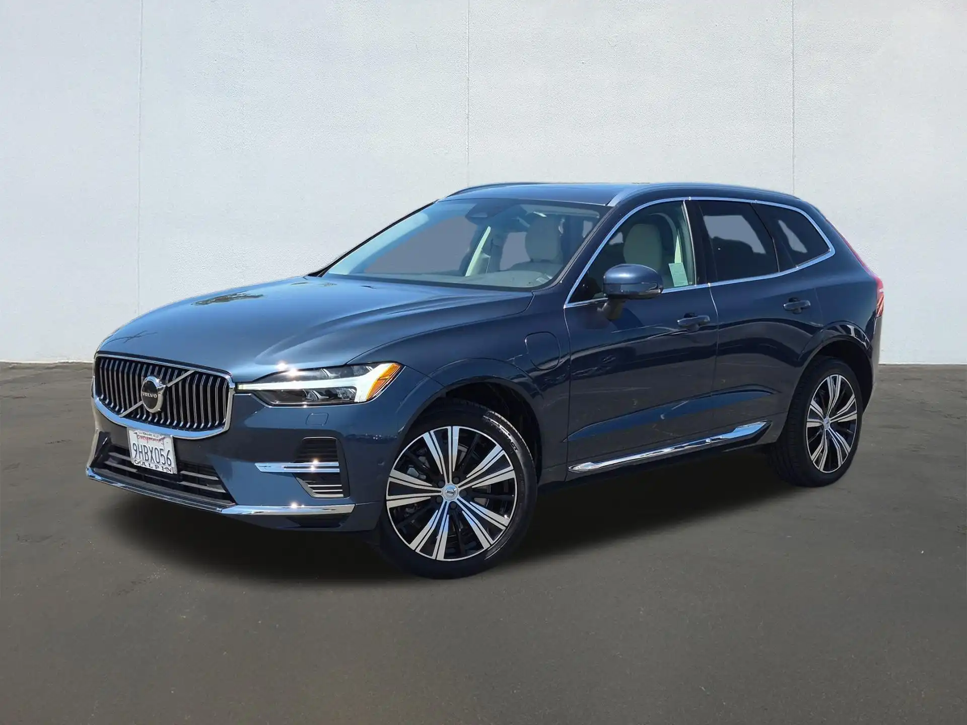 2023 Volvo XC60 T8 Plus Bright Theme AWD's photo