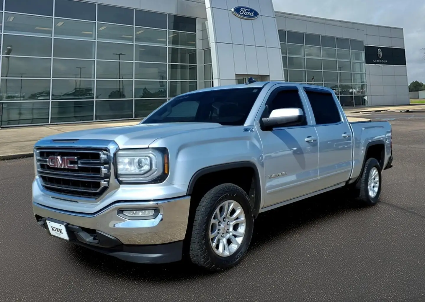 2016 GMC Sierra 4WD Crew Cab Short Box SLE photo 1