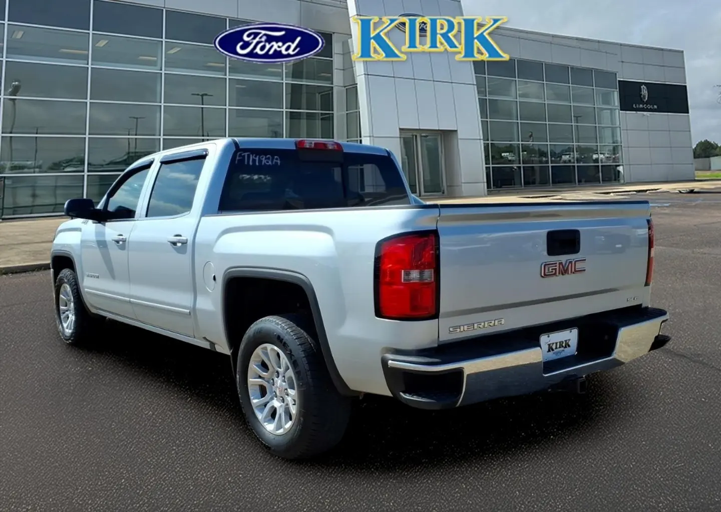 2016 GMC Sierra 4WD Crew Cab Short Box SLE photo 3