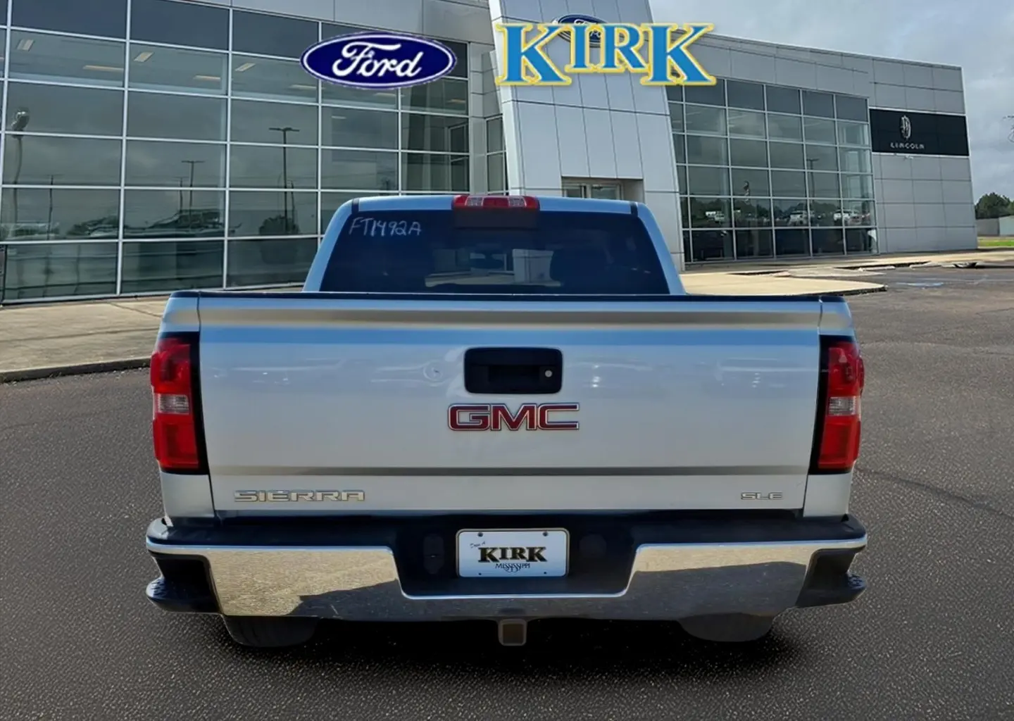 2016 GMC Sierra 4WD Crew Cab Short Box SLE photo 4