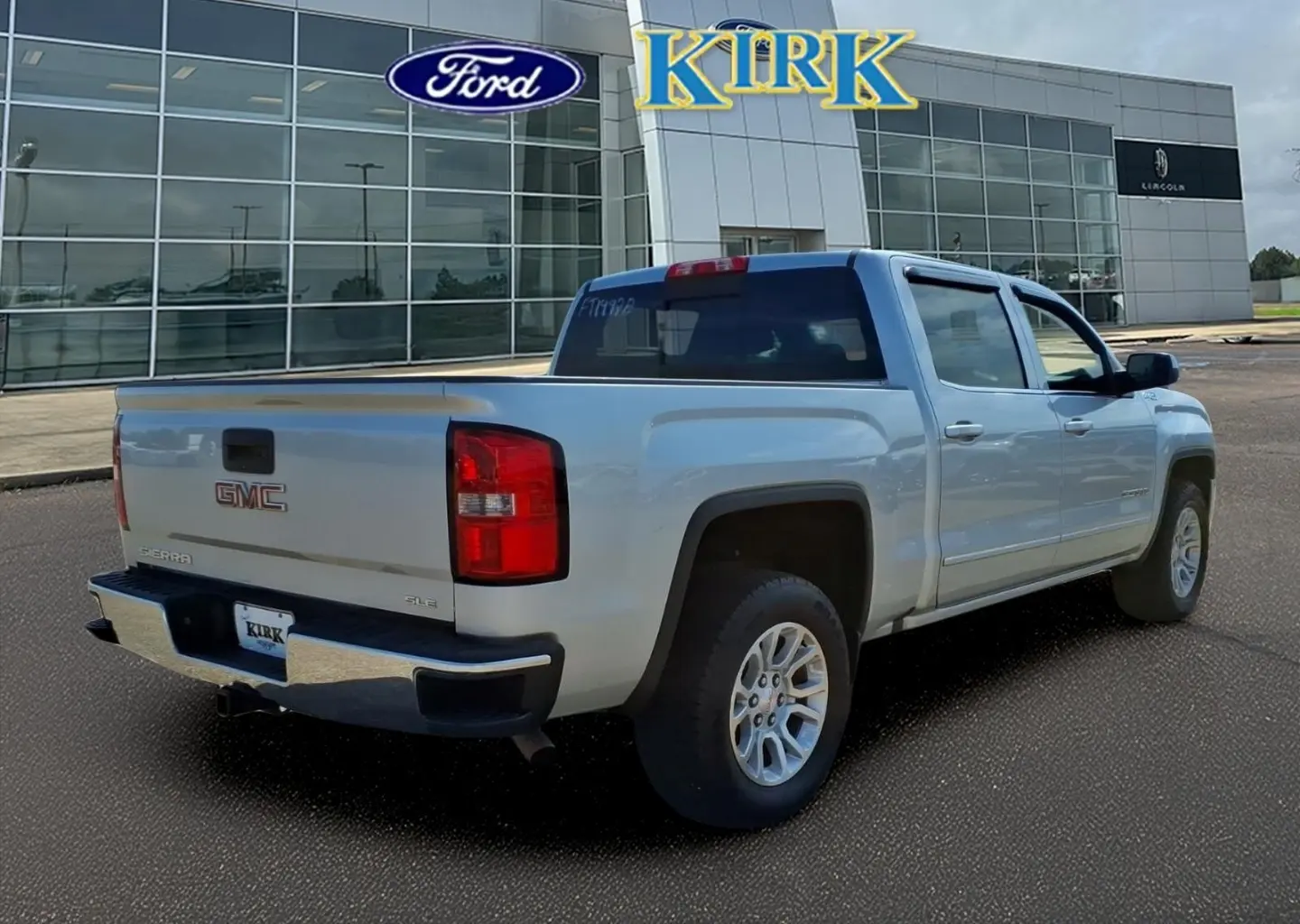 2016 GMC Sierra 4WD Crew Cab Short Box SLE photo 5