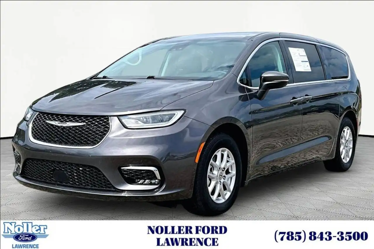 2023 Chrysler Pacifica Touring L's photo