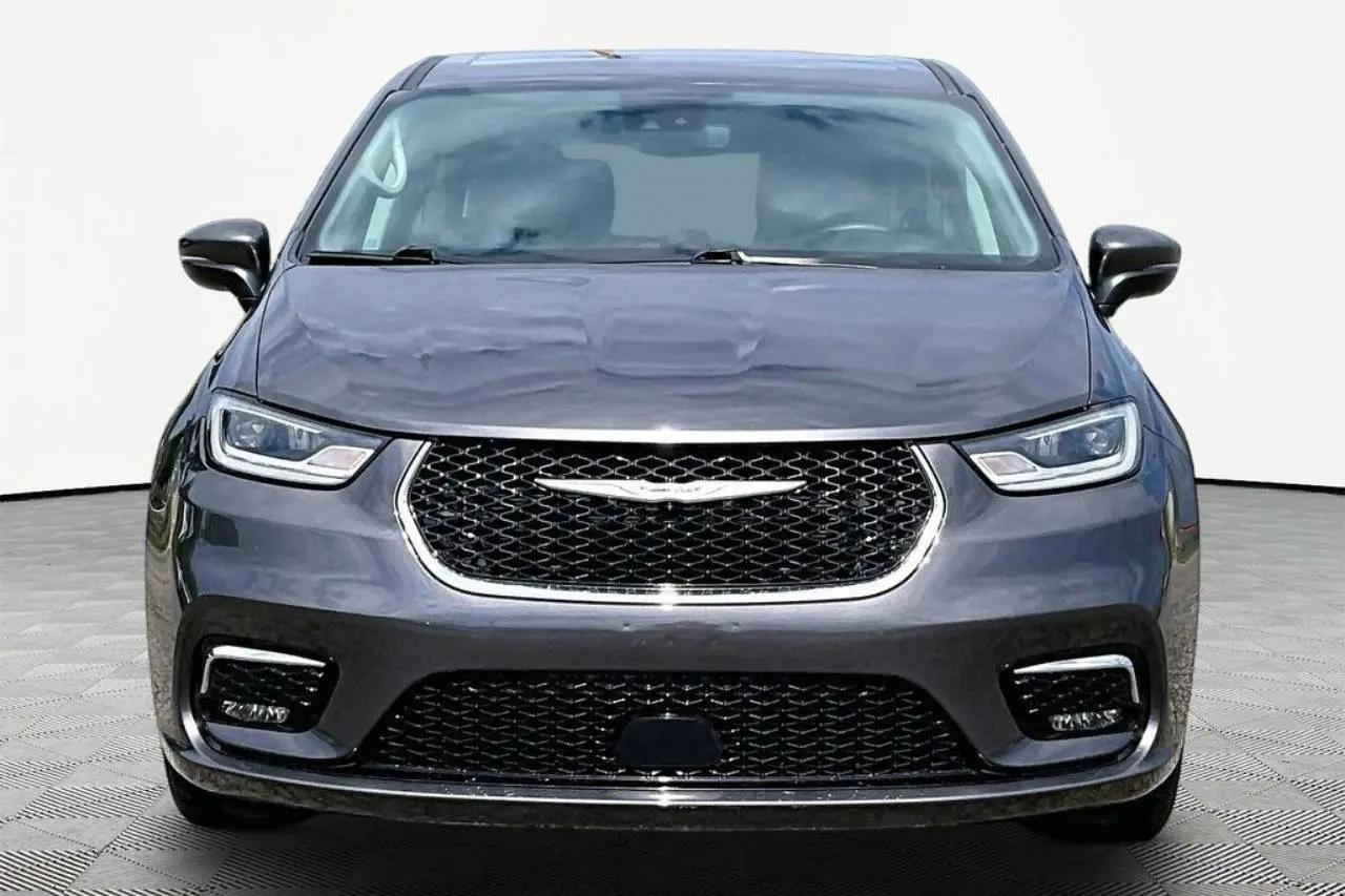 2023 Chrysler Pacifica Touring L photo 3