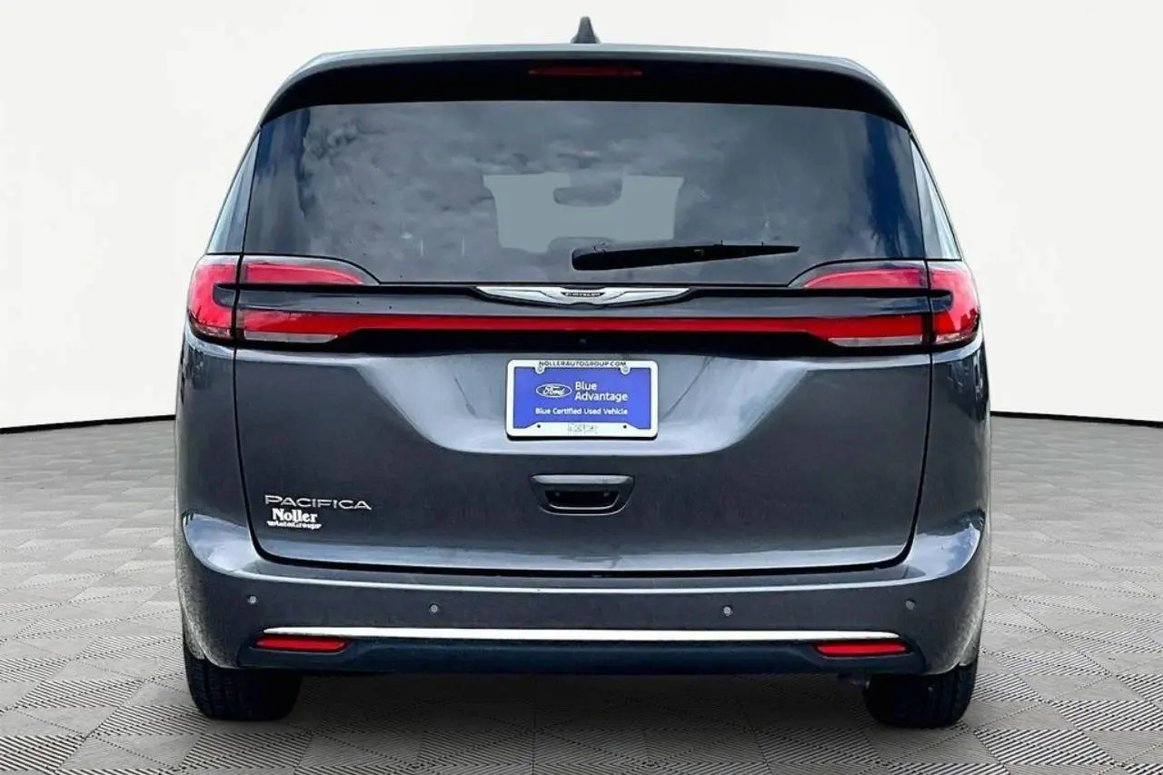 2023 Chrysler Pacifica Touring L photo 4