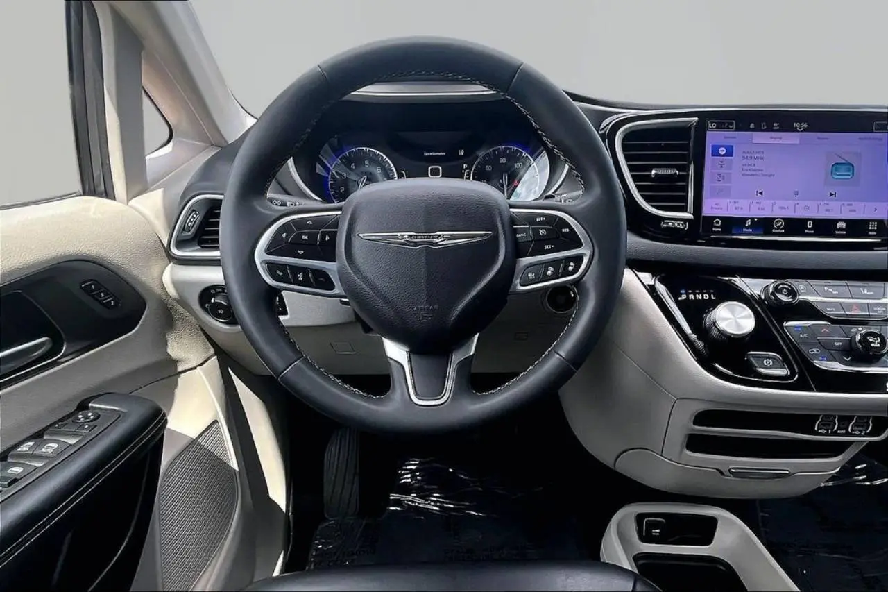 2023 Chrysler Pacifica Touring L photo 5