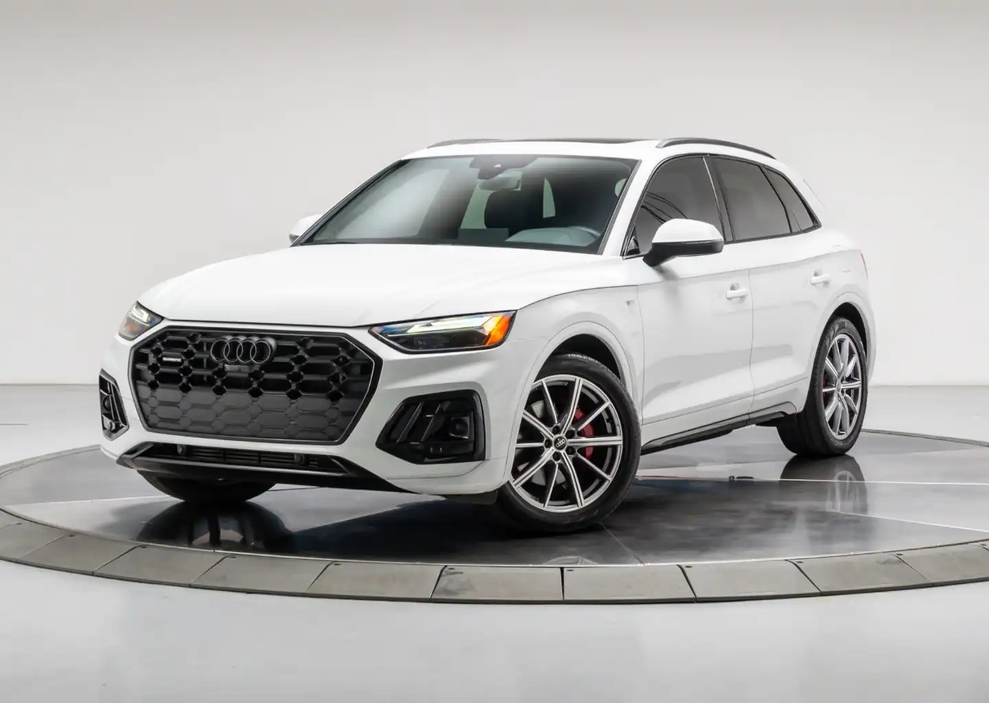 2024 Audi Q5 55 e Premium Plus's photo