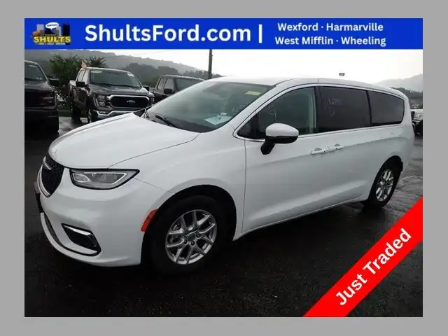 2023 Chrysler Pacifica Touring L's photo