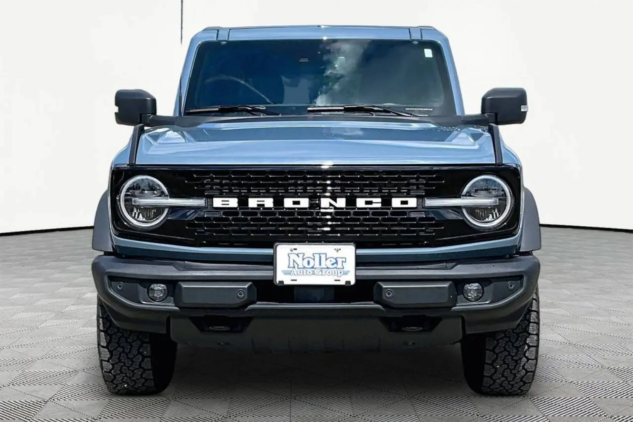 2025 Ford Bronco Outer Banks 4x4 photo 3