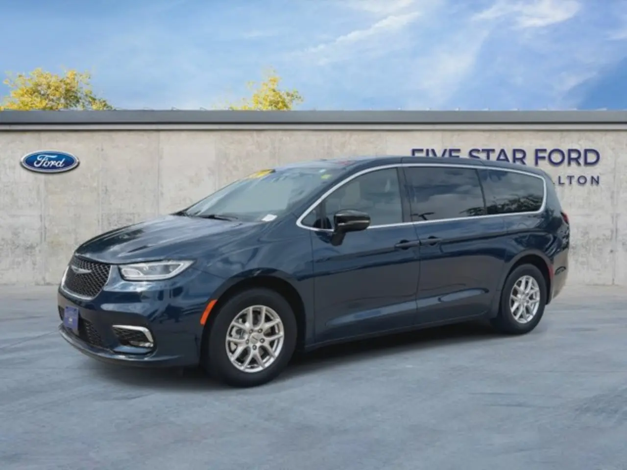 2025 Chrysler Pacifica Select photo 4
