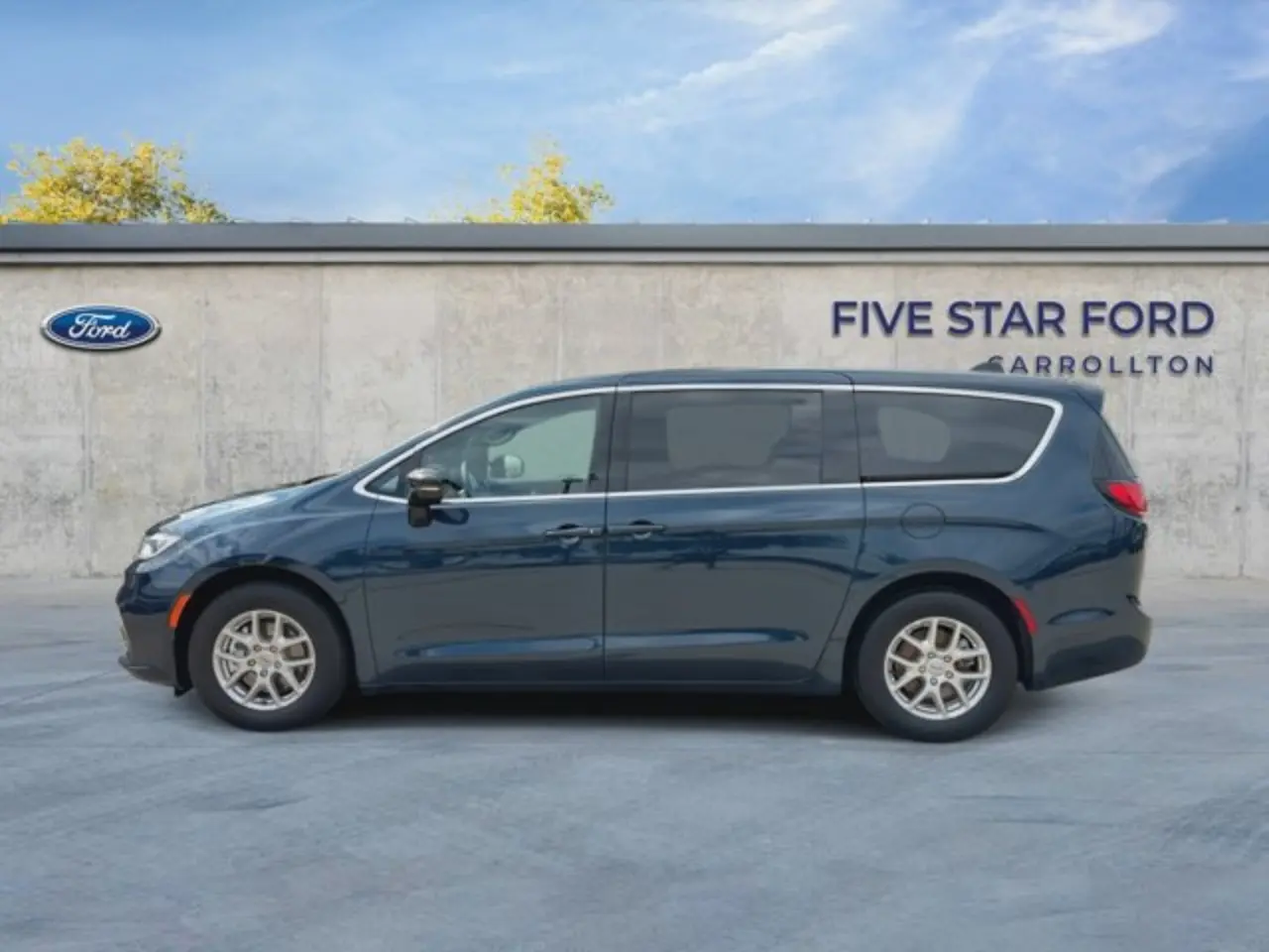 2025 Chrysler Pacifica Select photo 5