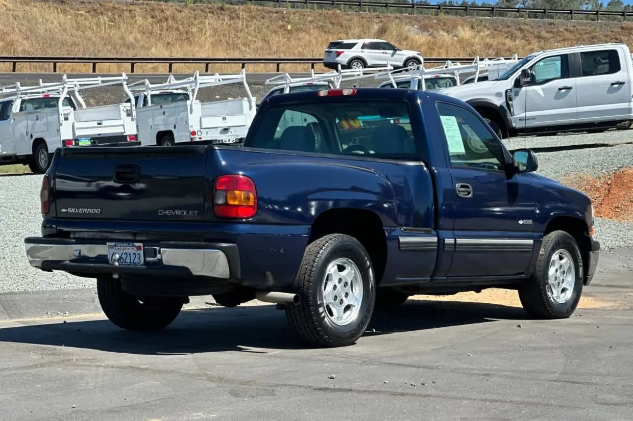 2001 Chevrolet Silverado 1500 1500 LS Regular Cab SWB photo 4