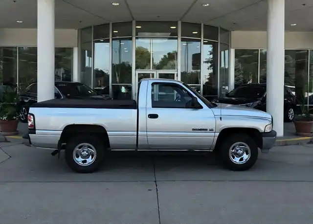 2001 Dodge Ram 1500 1500 ST REGULAR CAB SWB's photo