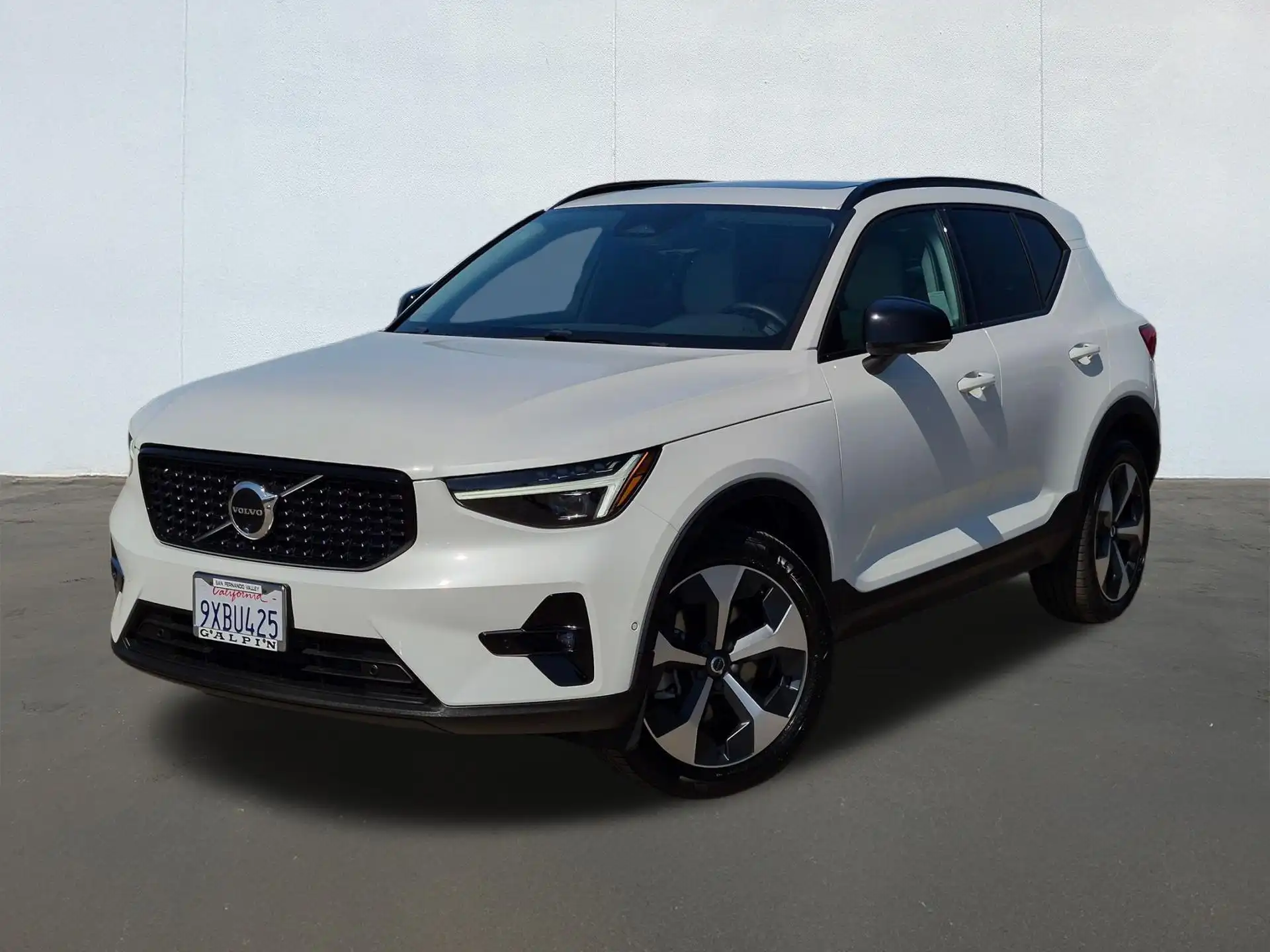 2026 Volvo XC40 B5 Plus Dark AWD's photo