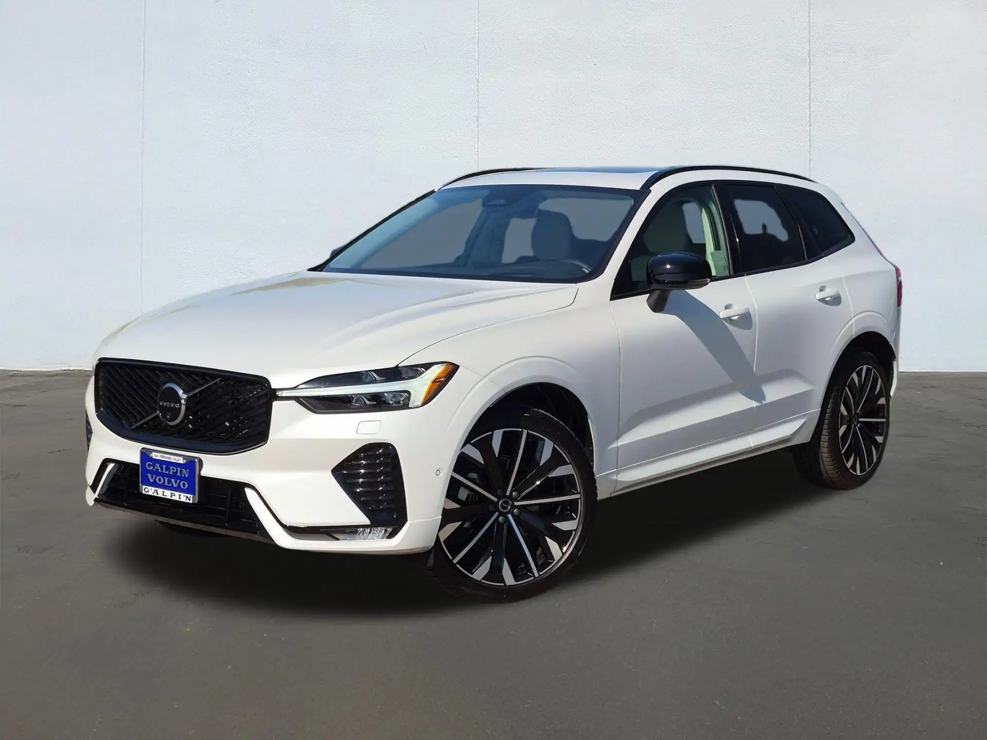 2026 Volvo XC60 B5 Ultra Dark AWD's photo