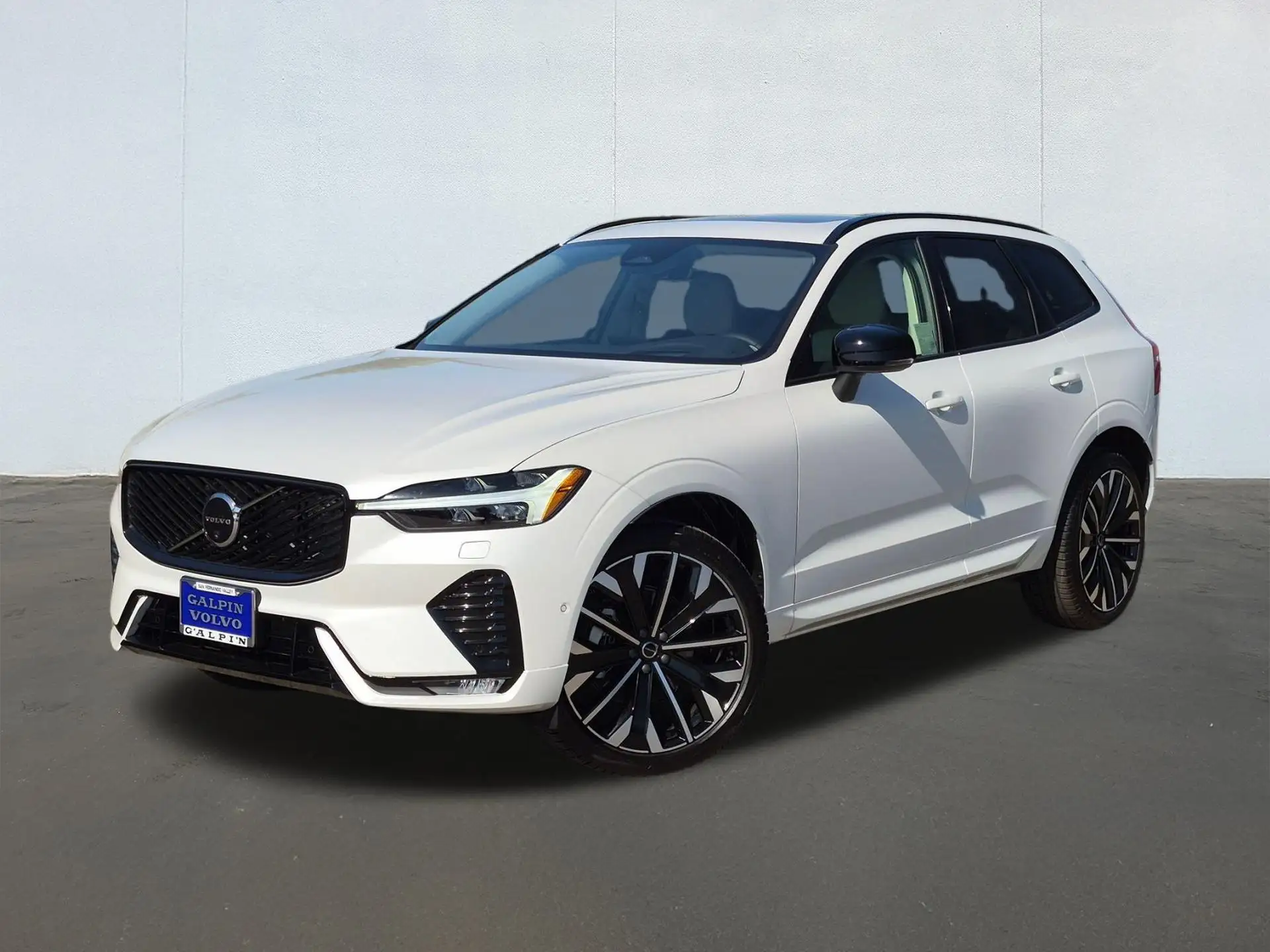 2026 Volvo XC60 B5 Ultra Dark AWD's photo