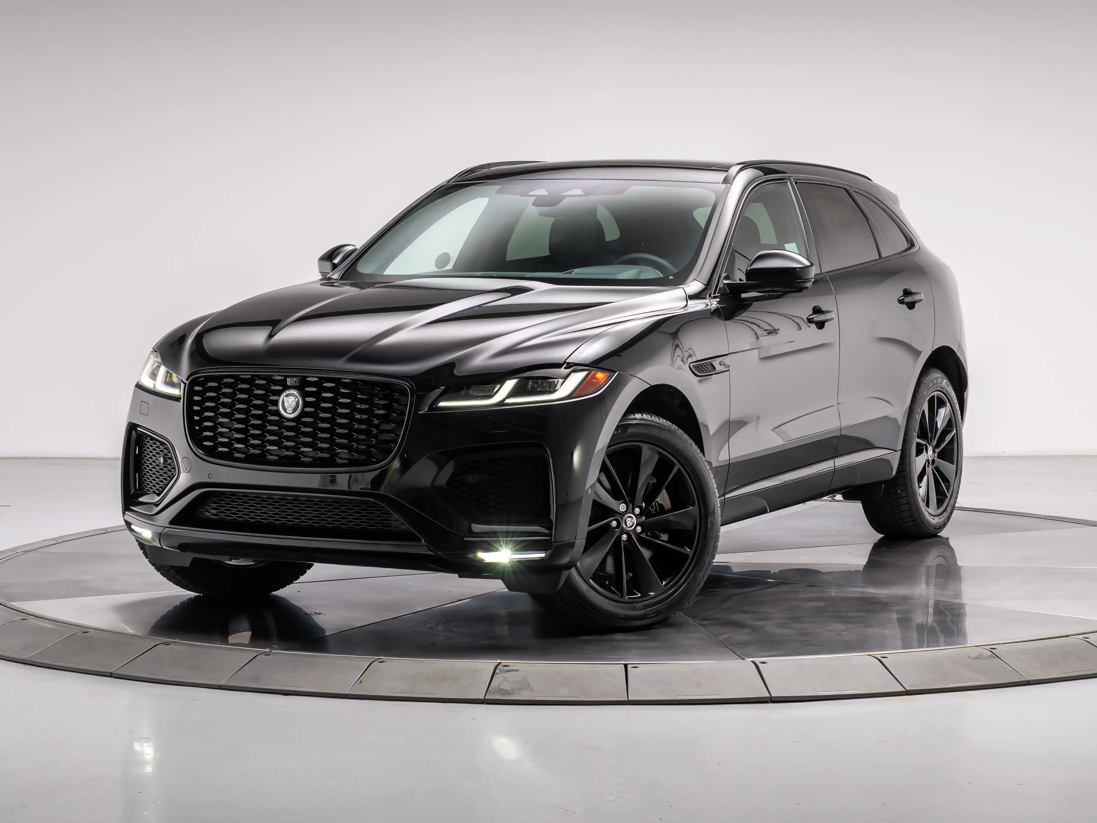 2026 Jaguar F-PACE P400 R-Dynamic S's photo