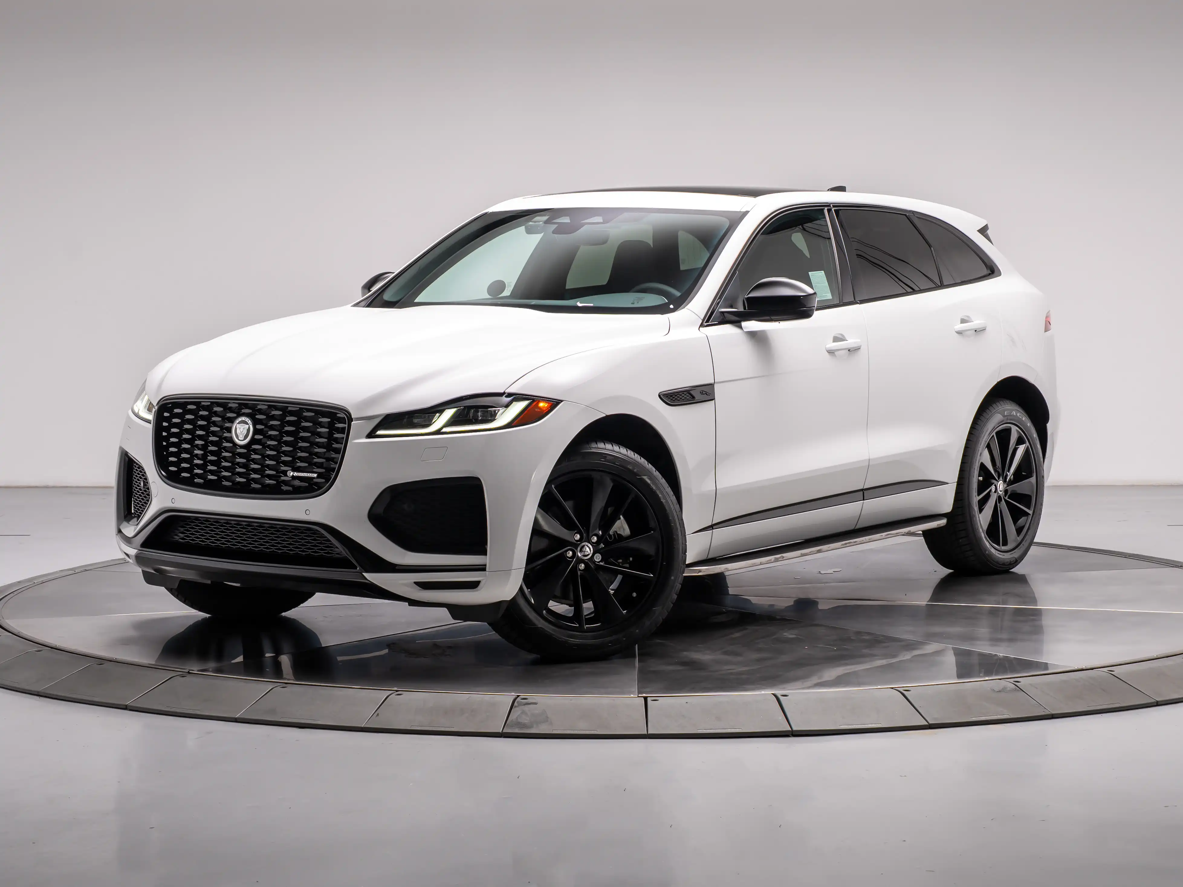 2025 Jaguar F-PACE P250 R-Dynamic S's photo