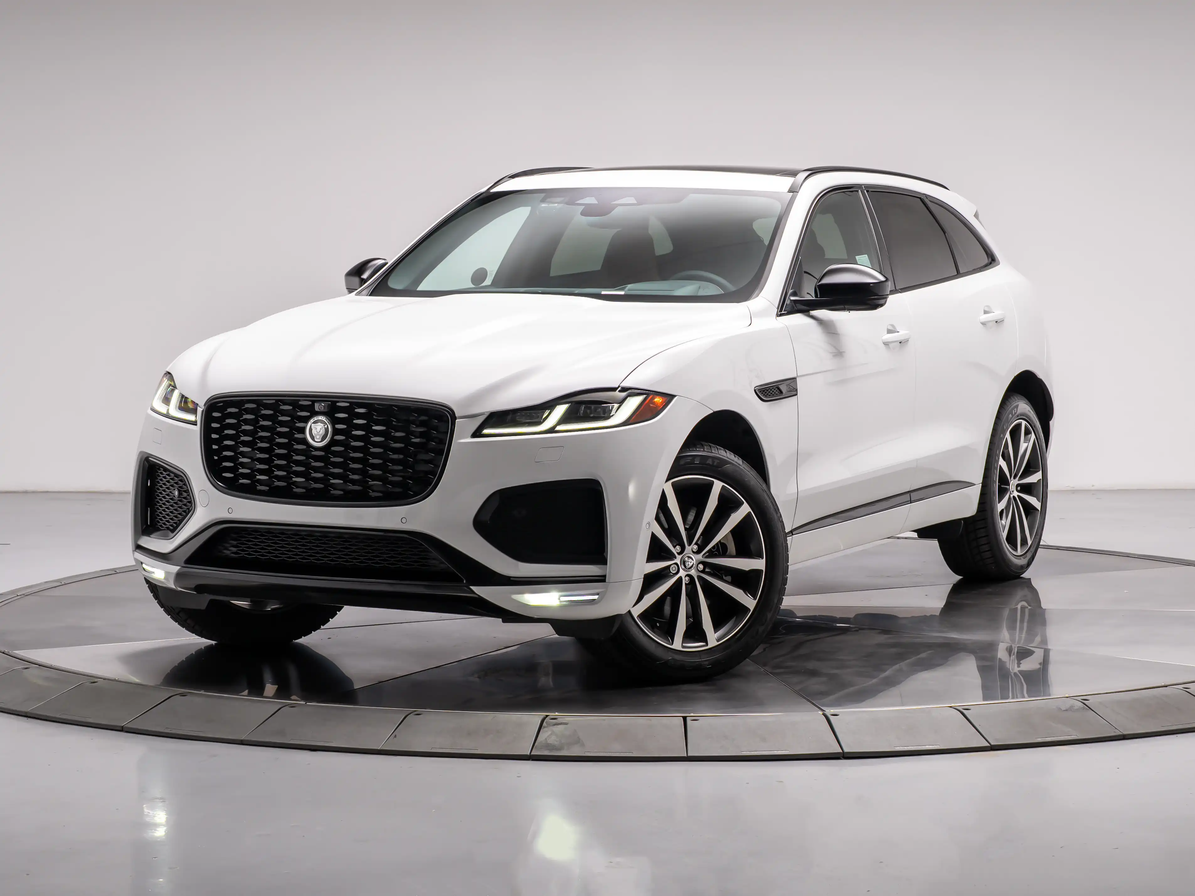 2026 Jaguar F-PACE P250 R-Dynamic S's photo