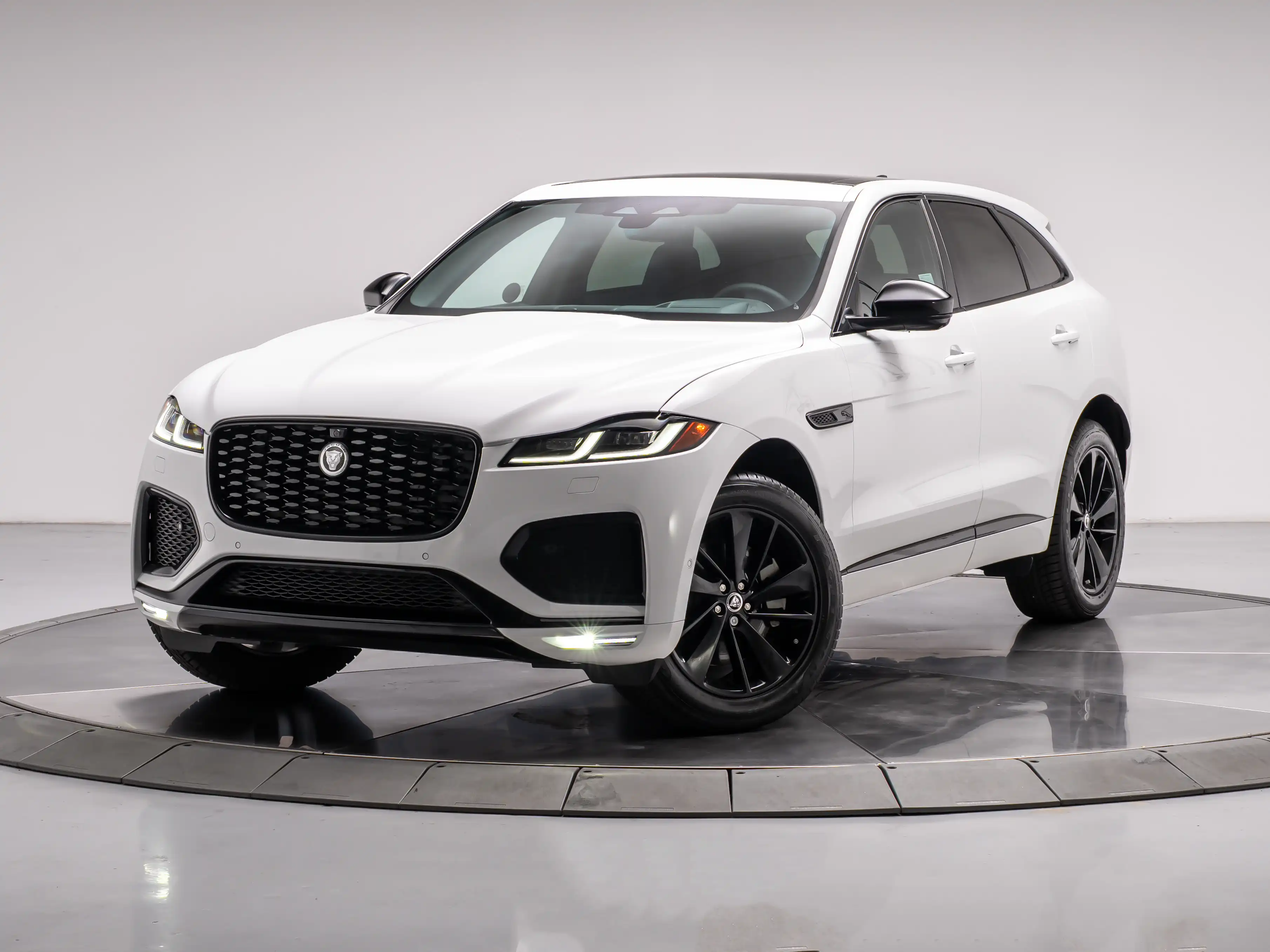 2026 Jaguar F-PACE P250 R-Dynamic S's photo