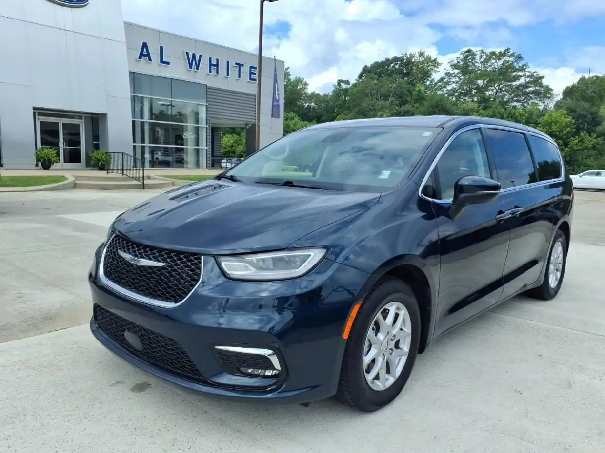 2023 Chrysler Pacifica Touring L's photo