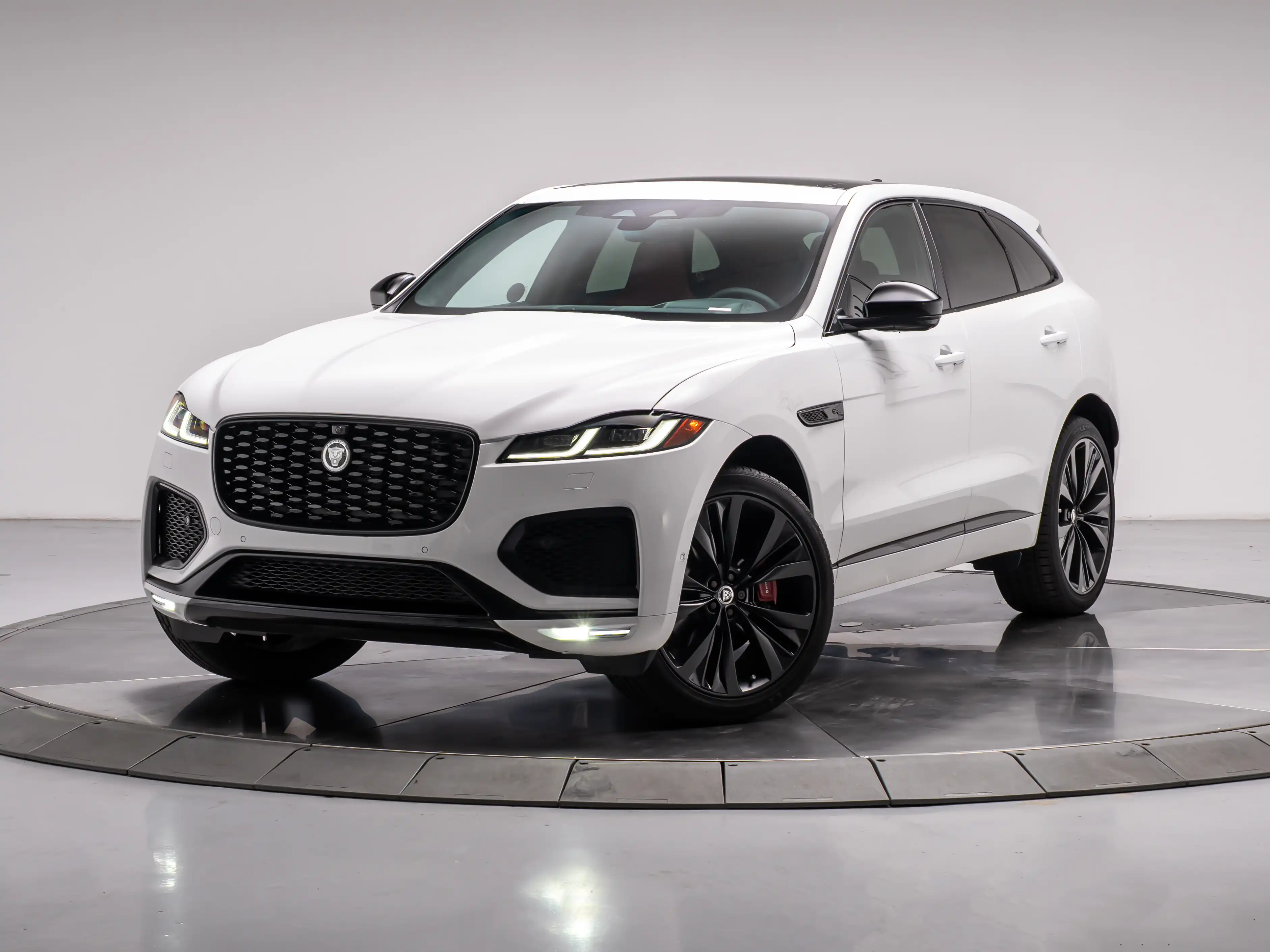 2026 Jaguar F-PACE P400 R-Dynamic S's photo
