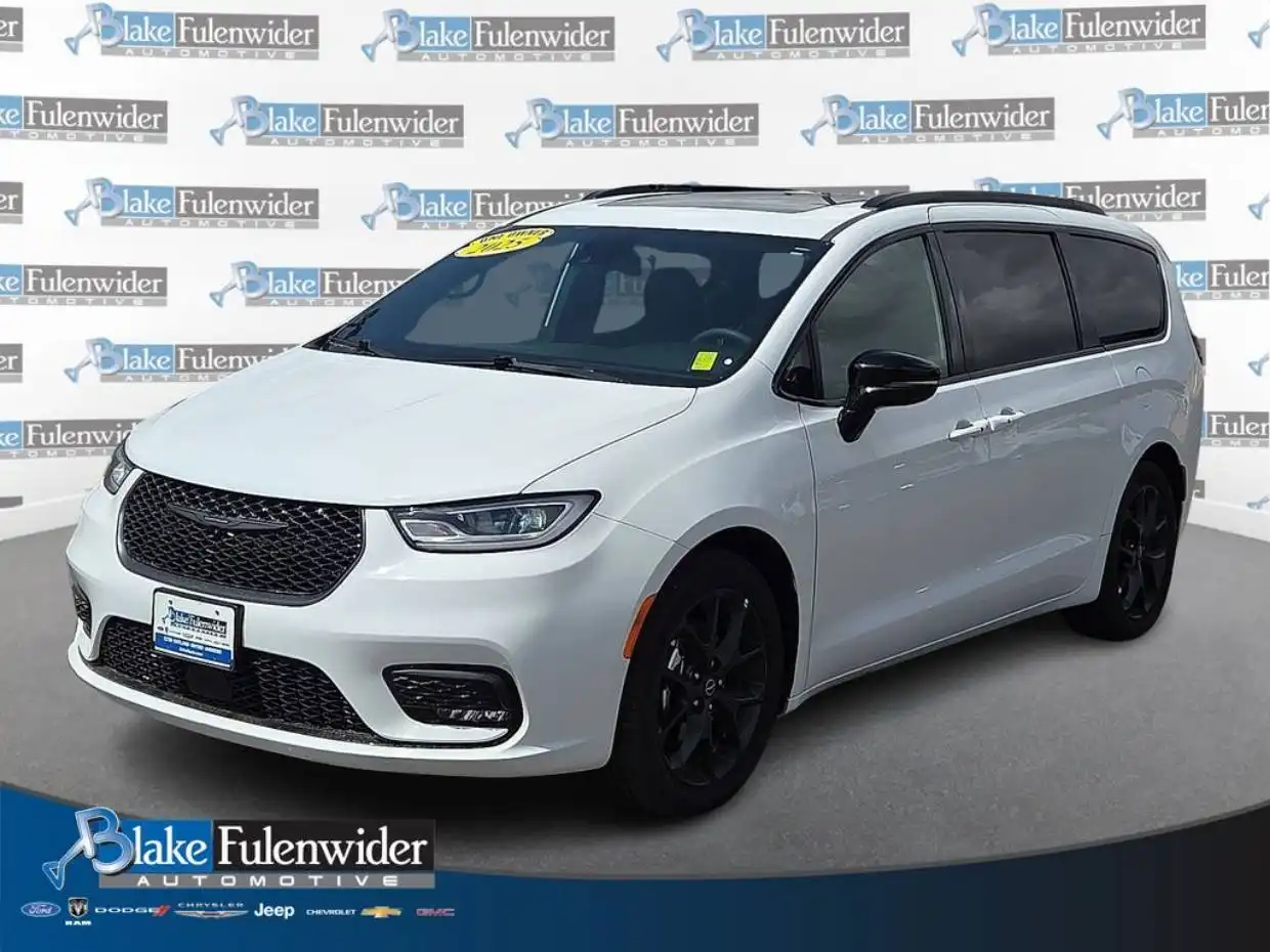2025 Chrysler Pacifica Limited's photo