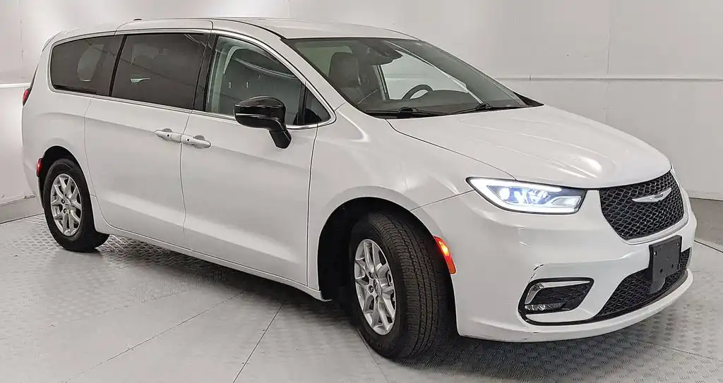 2024 Chrysler Pacifica Touring L's photo