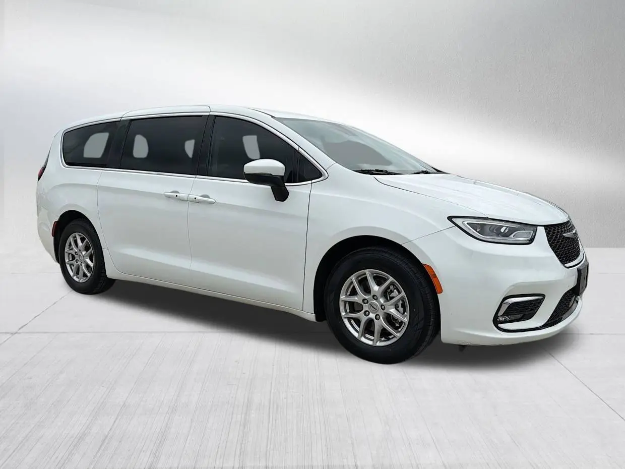 2023 Chrysler Pacifica Touring L photo 3