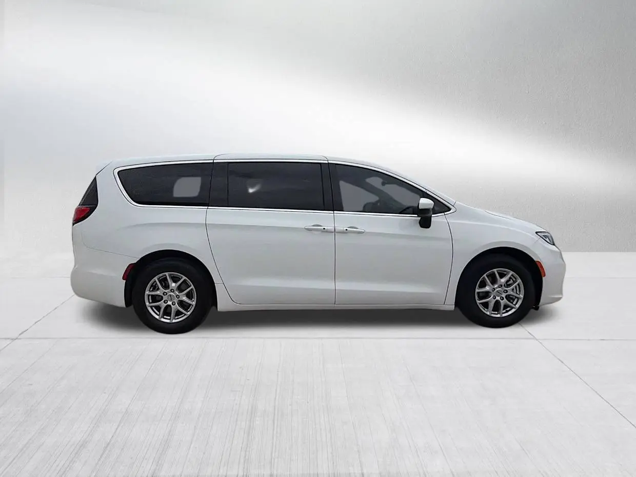 2023 Chrysler Pacifica Touring L photo 4