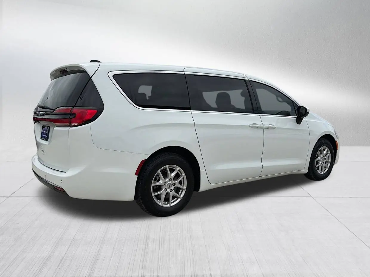 2023 Chrysler Pacifica Touring L photo 5
