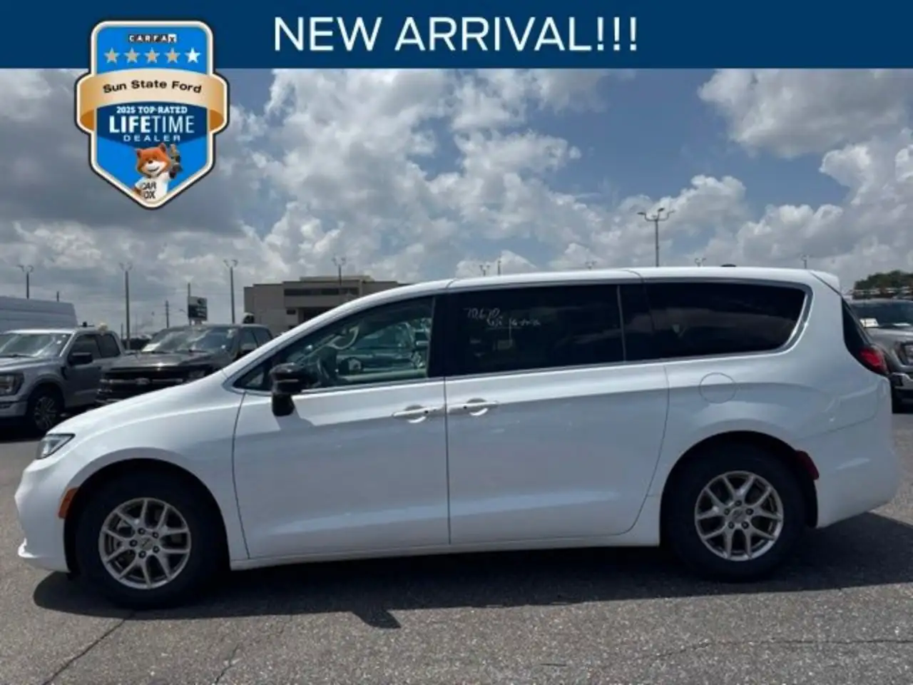 2024 Chrysler Pacifica Touring L's photo