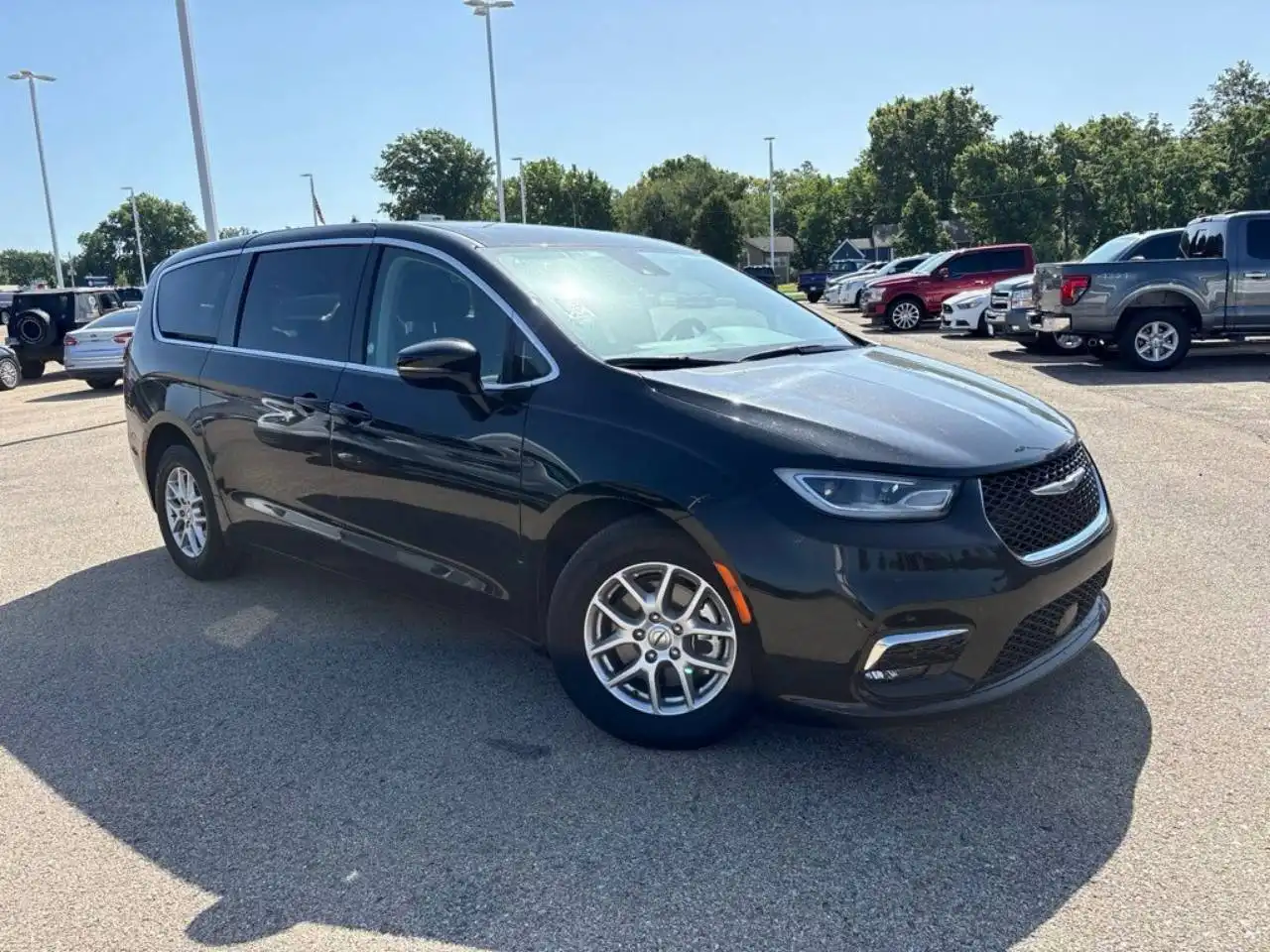 2024 Chrysler Pacifica Touring L's photo
