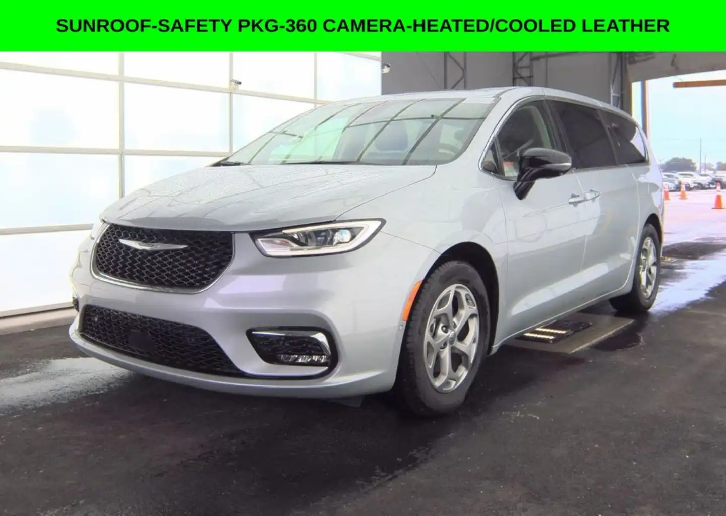 2024 Chrysler Pacifica Limited's photo