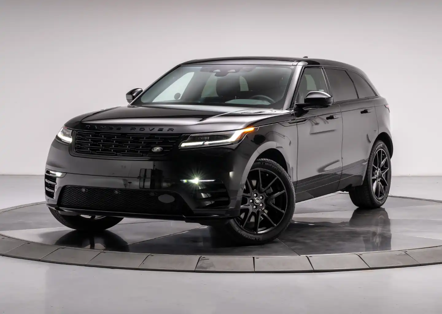 2026 Land Rover Range Rover Velar P400 Dynamic SE's photo