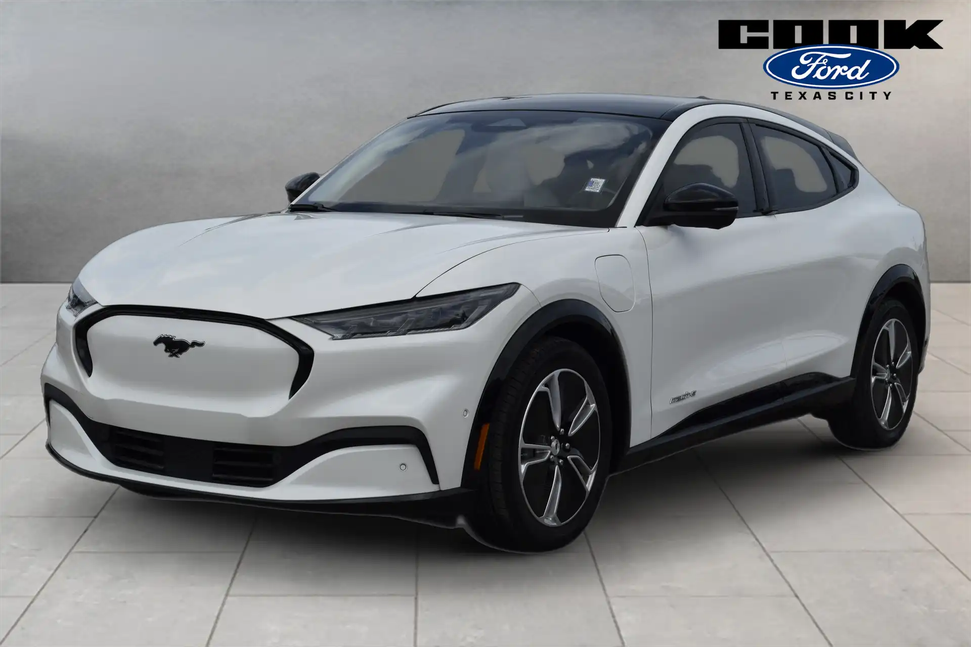 2023 Ford Mustang-Mach-e Premium's photo