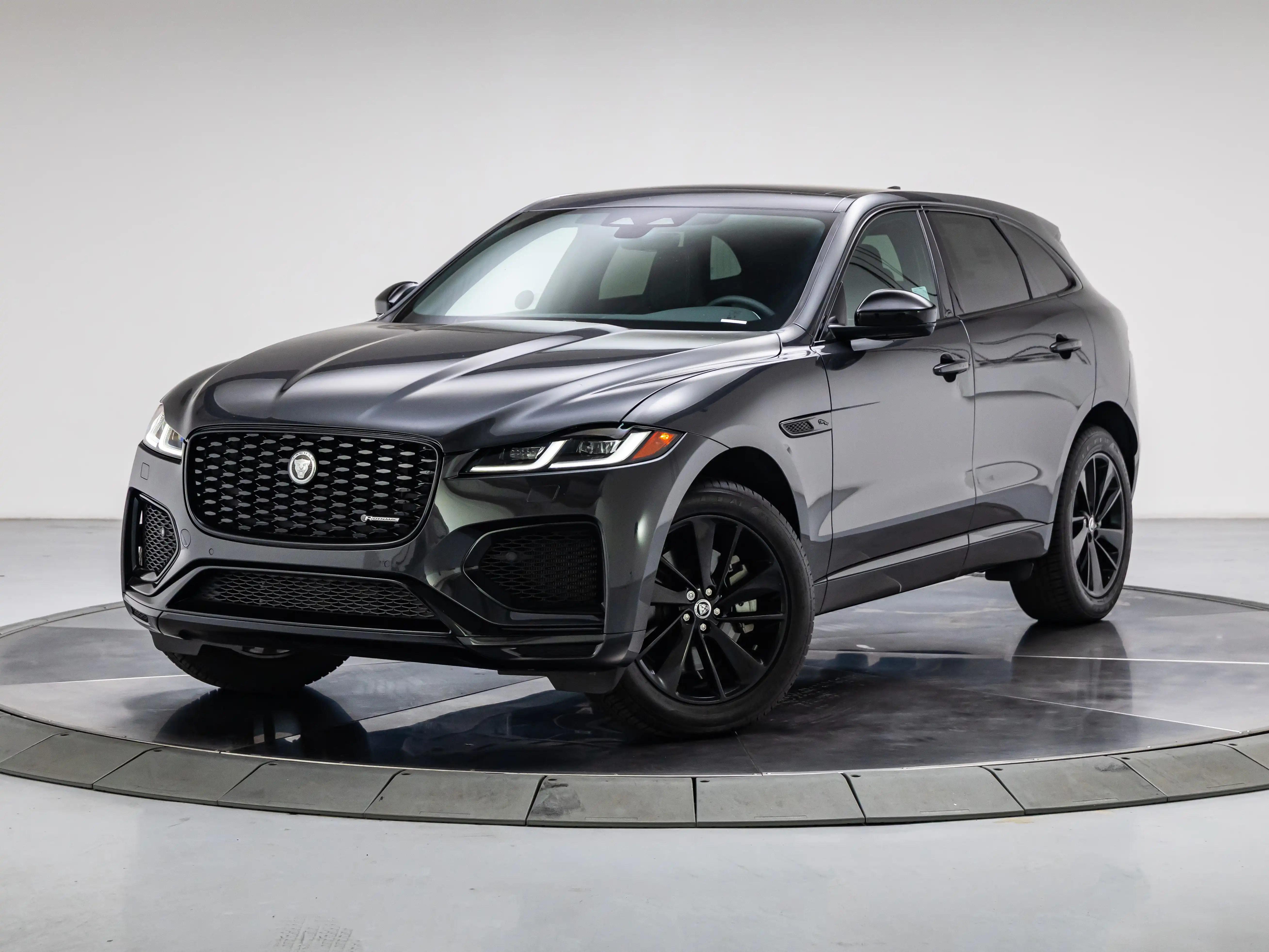2025 Jaguar F-PACE P400 R-Dynamic S's photo