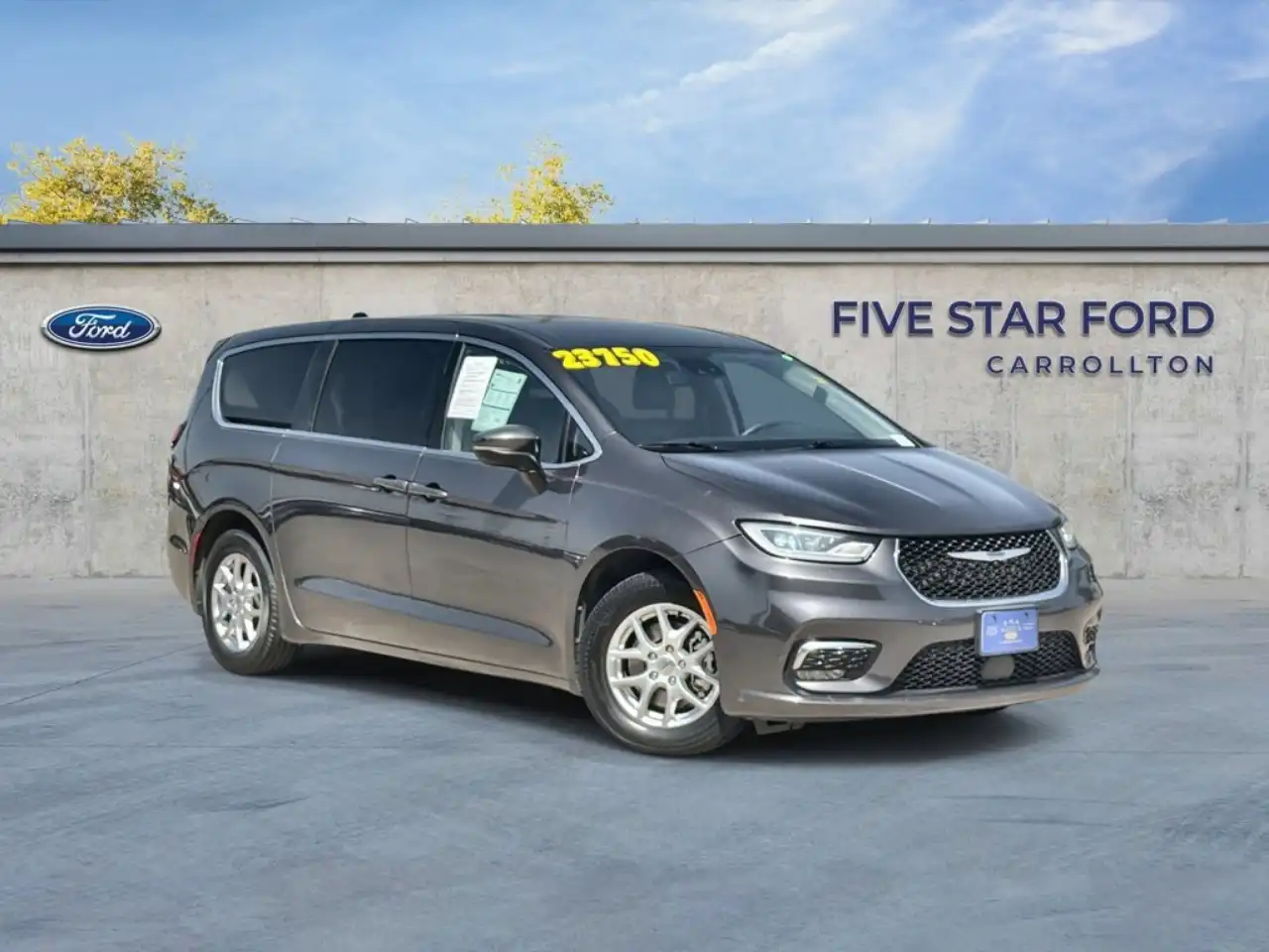 2023 Chrysler Pacifica Touring L's photo