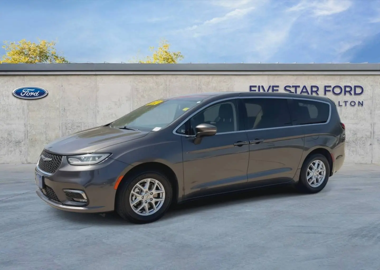 2023 Chrysler Pacifica Touring L photo 4
