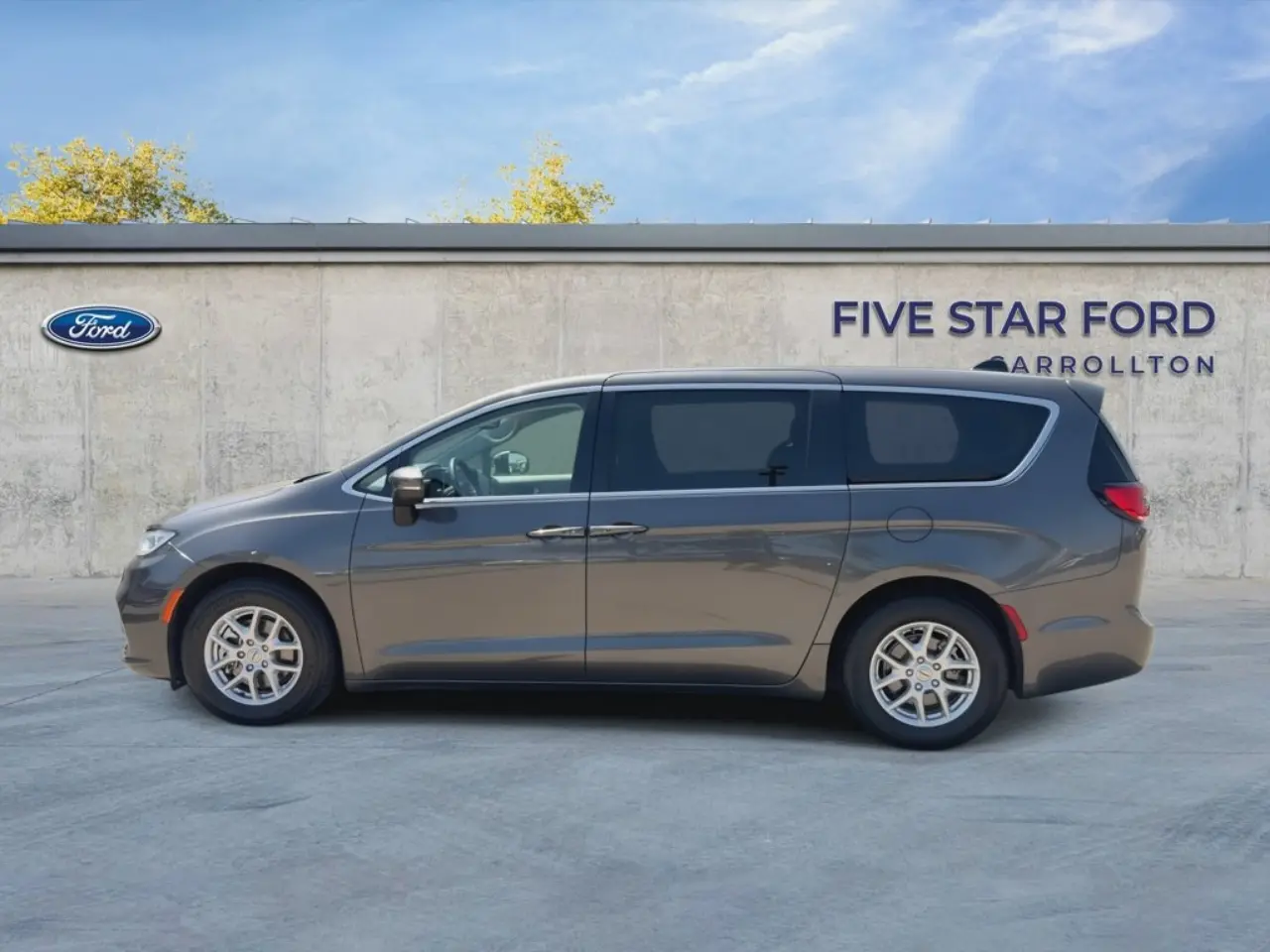 2023 Chrysler Pacifica Touring L photo 5