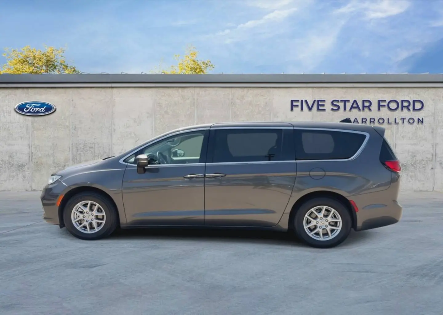 2023 Chrysler Pacifica Touring L photo 5
