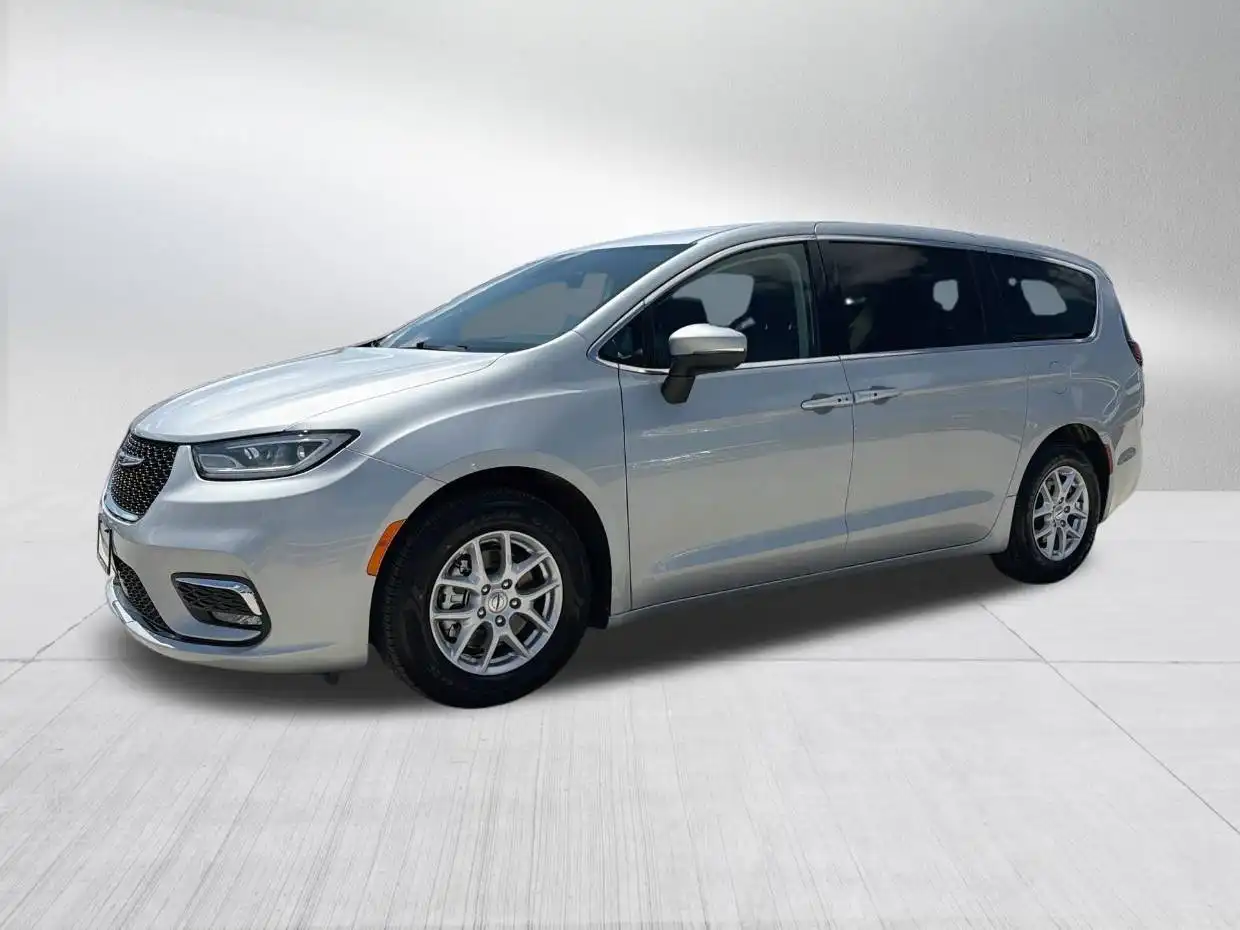2023 Chrysler Pacifica Touring L's photo
