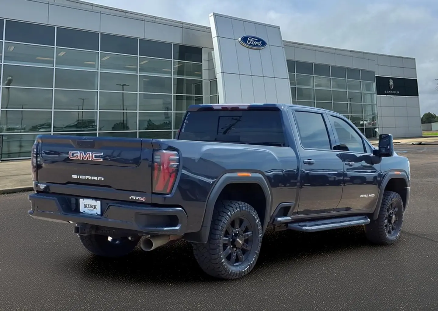 2024 GMC Sierra AT4 4WD Crew Cab Standard Box photo 5
