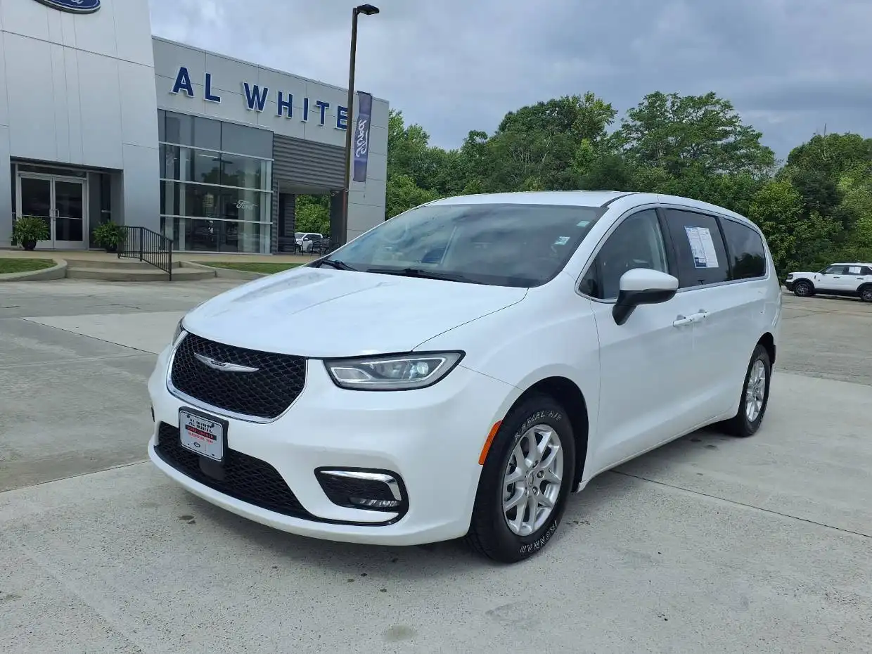 2023 Chrysler Pacifica Touring L's photo