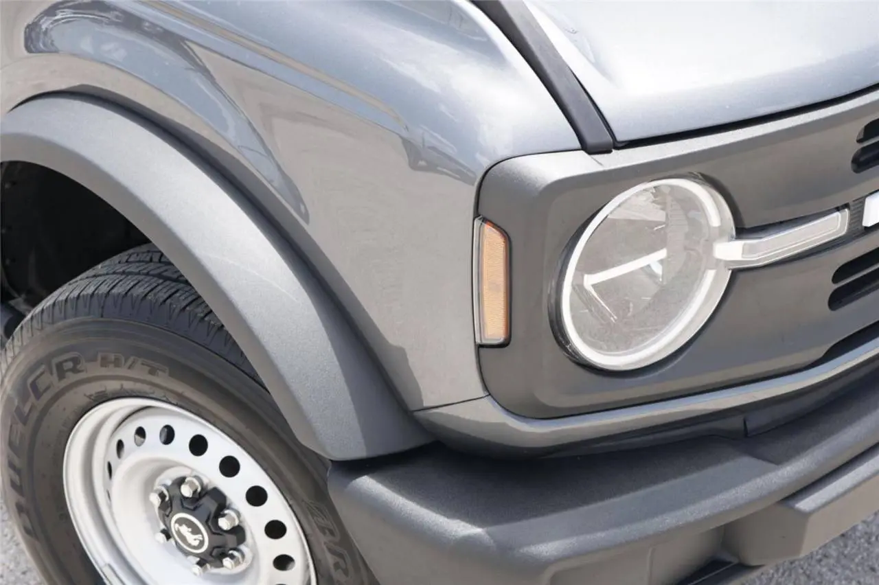 2025 Ford Bronco Base 4x4 photo 3