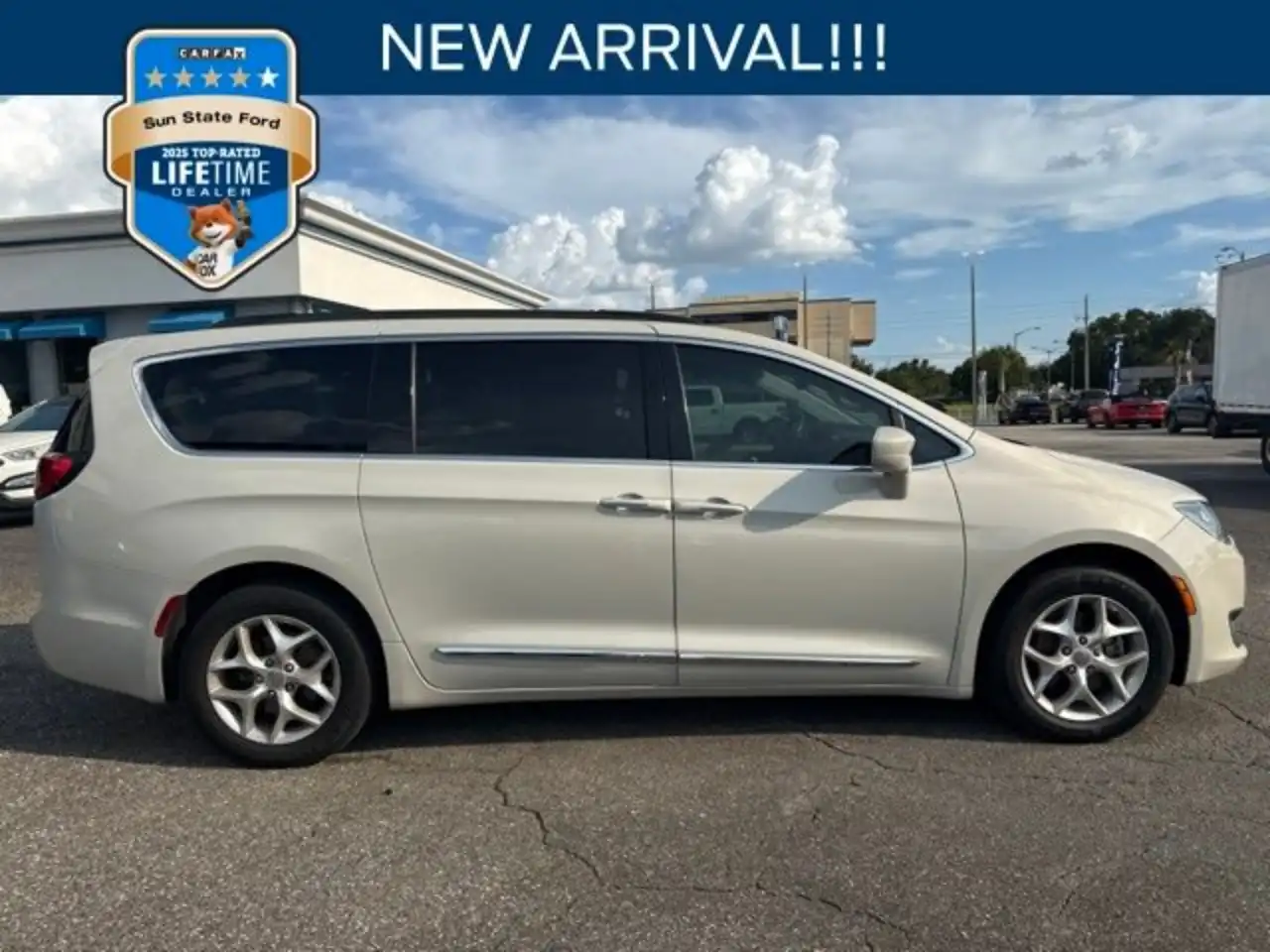2017 Chrysler Pacifica Touring-L's photo